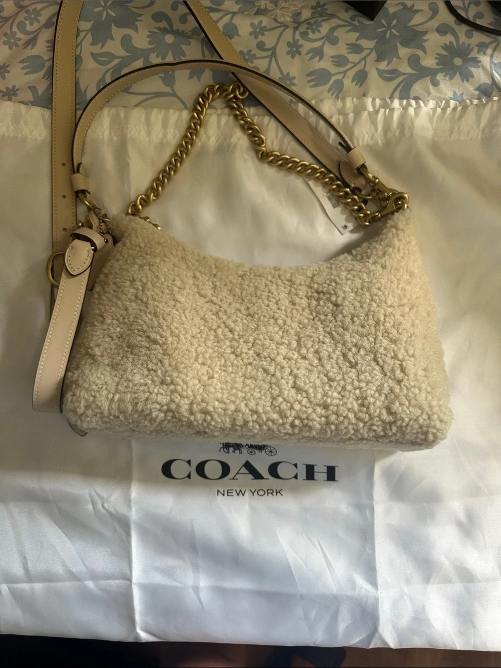 New with tags Coach Juliet SH 25 beige  Shearling Shoulder Bag with Gold Chain